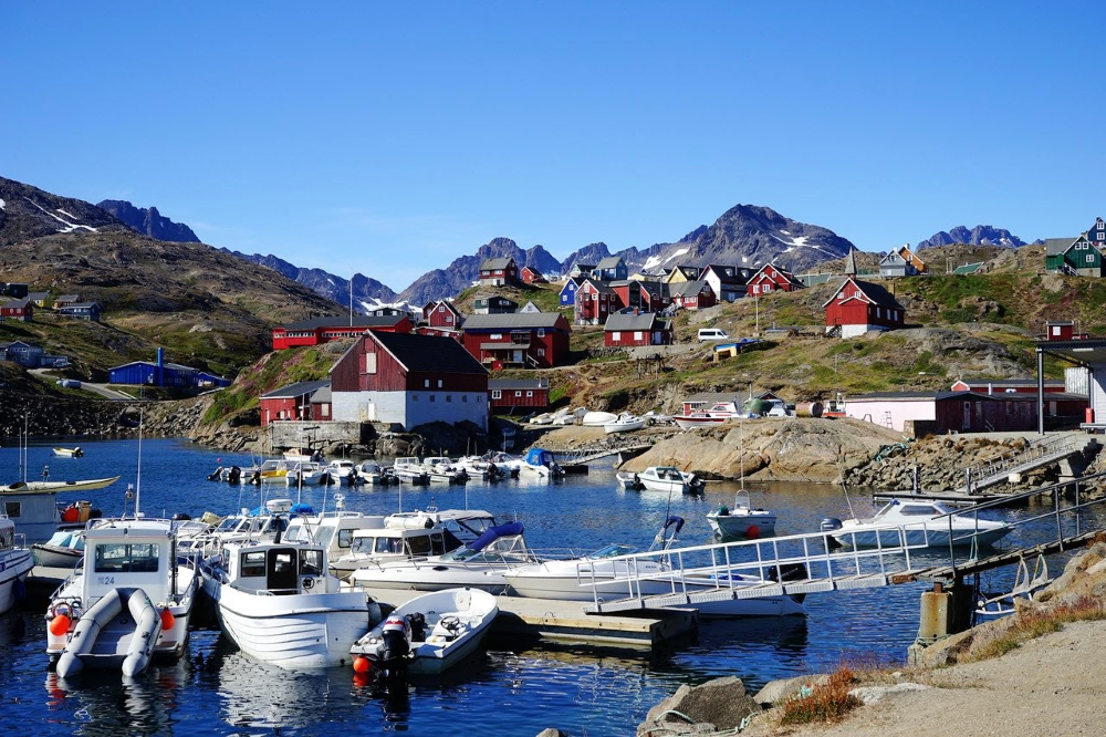 Warming: Climate winners. Mackerel moving into warmer Greenland waters. Resource development.